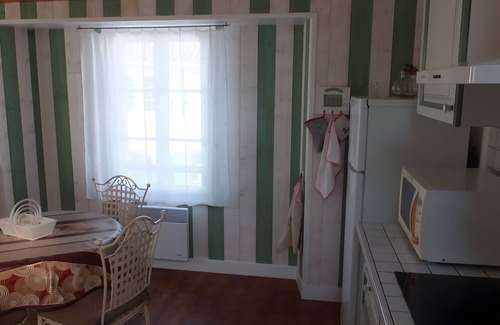 Ars-en-Re Apartment | Apartment 'Centre Village' with Wi-Fi
