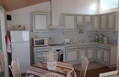 Ars-en-Re Apartment | Apartment 'Centre Village' with Wi-Fi
