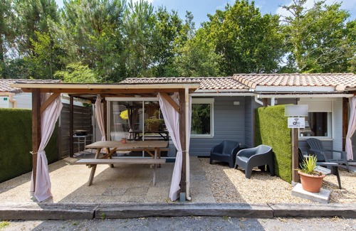 La Teste-de-Buch Apartment | Apartment 'Chalet A Village Vacances' with Shared Pool, Private Terrace and Wi-Fi