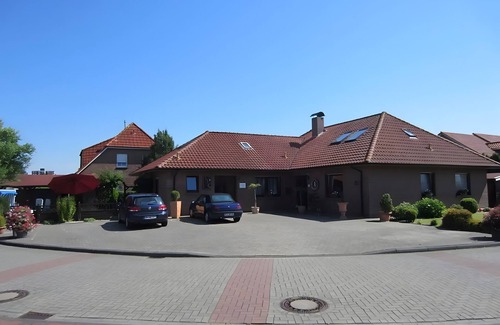 Horumersiel Apartment | Apartment 'Doppelzimmer' with Shared Terrace, Private Garden and Wi-Fi