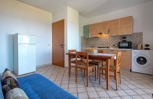 Paduledda Apartment | Apartment 'Due Passi Dal Mare' with Sea View, Private Garden and Air Conditioning