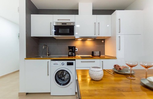 Puerto del Rosario Apartment | Apartment "Eclipse" in Puerto del Rosario with Mountain View, Jacuzzi, Wi-Fi, A/C & Terrace