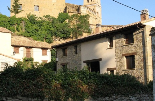 Biel Apartment | Apartment 'Enebro' with Mountain View, Wi-Fi and Air Conditioning