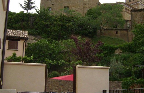 Biel Apartment | Apartment 'Enebro' with Mountain View, Wi-Fi and Air Conditioning