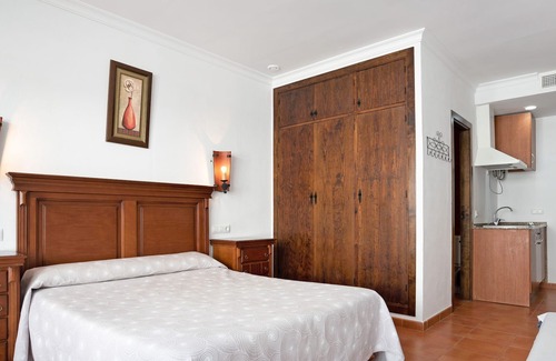 Zahara de los Atunes Apartment | Apartment 'Estudio La Atarraya 2' with Shared Terrace, Wi-Fi and Air Conditioning