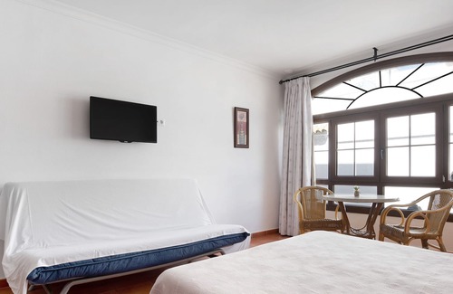 Zahara de los Atunes Apartment | Apartment 'Estudio La Atarraya 2' with Shared Terrace, Wi-Fi and Air Conditioning