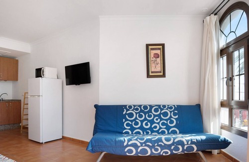 Zahara de los Atunes Apartment | Apartment 'Estudio La Atarraya 4' with Shared Terrace, Wi-Fi and Air Conditioning