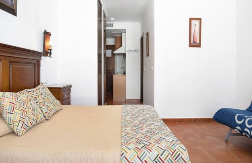 Zahara de los Atunes Apartment | Apartment 'Estudio La Atarraya 5' with Shared Terrace, Wi-Fi and Air Conditioning