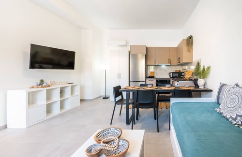 Petaloudes Apartment | Apartment 'Evan Suites No 3' with Private Terrace, Wi-Fi and Air Conditioning