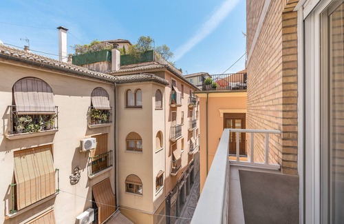 Central District Apartment | Apartment 'Family Catedral' with Balcony, Wi-Fi and Air Conditioning