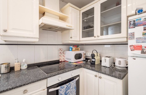 Alella Apartment | Apartment 'Fantastic Beach' with Balcony, Wi-Fi and Air Conditioning