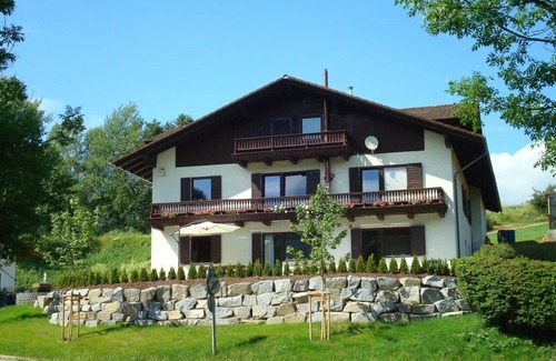 Aicha vorm Wald Apartment | Apartment 'Ferienwohnungen Memminger' with Private Terrace and Wi-Fi