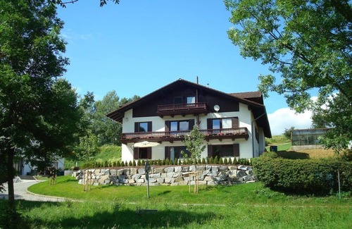 Aicha vorm Wald Apartment | Apartment 'Ferienwohnungen Memminger' with Private Terrace and Wi-Fi