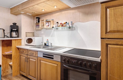 Huefingen Apartment | Apartment 'Ferienwohnung 1' with Private Terrace, Shared Garden and Wi-Fi