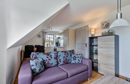 Niebuell Apartment | Apartment 'Ferienwohnung Strandgut' with Shared Terrace, Shared Garden and Wi-Fi