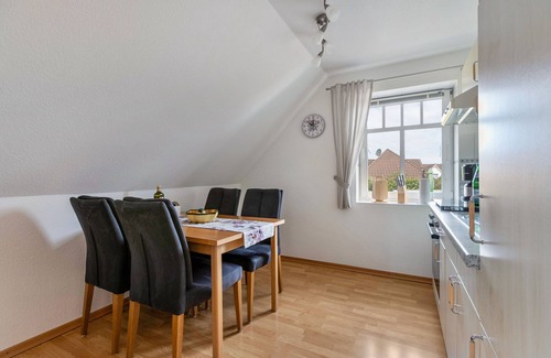 Niebuell Apartment | Apartment 'Ferienwohnung Strandgut' with Shared Terrace, Shared Garden and Wi-Fi
