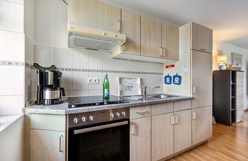 Niebuell Apartment | Apartment 'Ferienwohnung Strandgut' with Shared Terrace, Shared Garden and Wi-Fi
