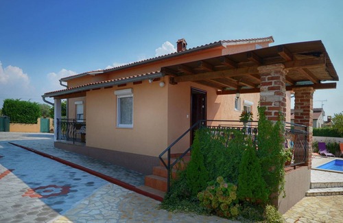 Cancini House | Apartment for up to 5 persons near Porec with shared pool