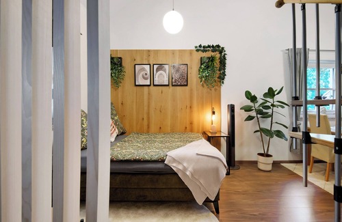 Eging am See Apartment | Apartment 'Galeriewohnung Vierseithof' with Balcony and Wi-Fi