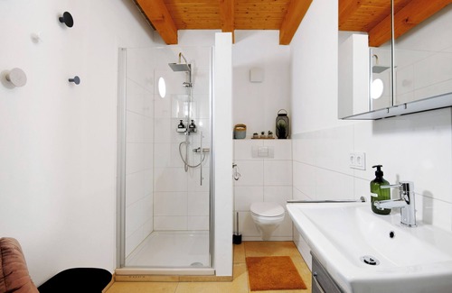 Eging am See Apartment | Apartment 'Galeriewohnung Vierseithof' with Balcony and Wi-Fi