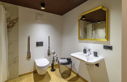 Gmuend in Kaernten Apartment | Apartment "Gasthof Alte Post Top 1 Kadett Suite" with Mountain View & Wi-Fi