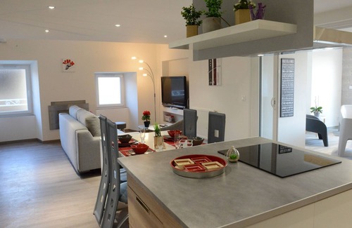 Samoyas Apartment | Apartment 'Gîte De Laphine' with Mountain View, Private Terrace and Wi-Fi