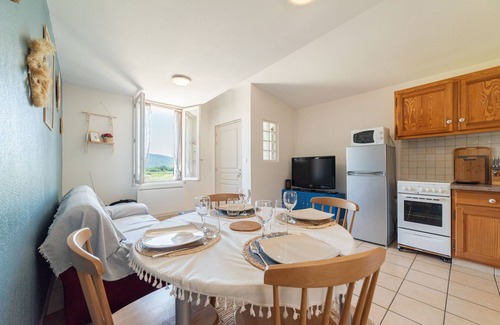 Prades Apartment | Apartment 'Gite Le Canigou 3 Étoiles' with Mountain View, Private Terrace and Wi-Fi