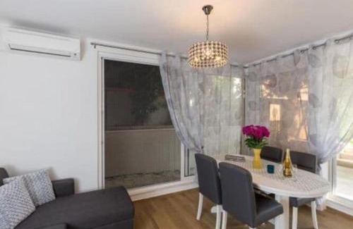 Ploce Apartment | Apartment Hitri - One Bedroom Apartment with Terrace and Garden View