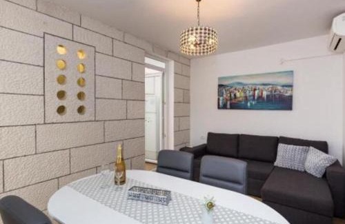 Ploce Apartment | Apartment Hitri - One Bedroom Apartment with Terrace and Garden View