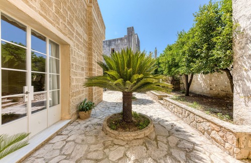 Corsano Apartment | Apartment 'Humilitas - Basium' with Private Garden, Wi-Fi and Air Conditioning