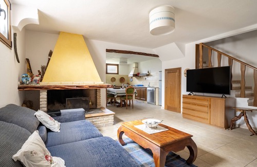 Cardedu Apartment | Apartment 'Il Giglio' with Private Garden, Wi-Fi and Air Conditioning