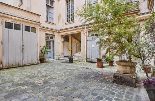 Les Iles Apartment | Apartment Ile Saint Louis by Studio prestige