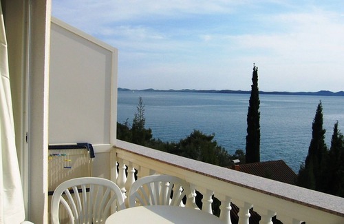 Zdrelac House | Apartment in a 4-family house in Zdrelac-Most with seawater pool - right on the beach