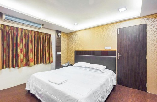 Bandra West Apartment | Apartment in Bandra, Mumbai, by GuestHouser 40331