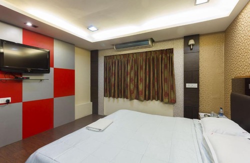 Bandra West Apartment | Apartment in Bandra, Mumbai, by GuestHouser 40331