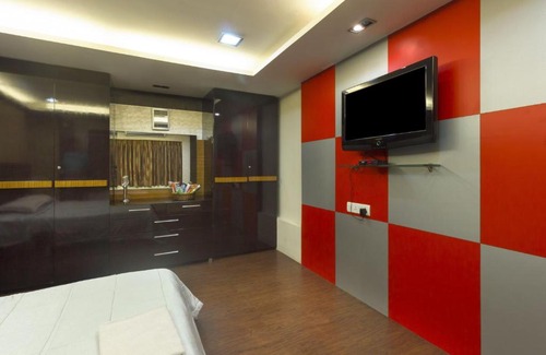 Bandra West Apartment | Apartment in Bandra, Mumbai, by GuestHouser 40331