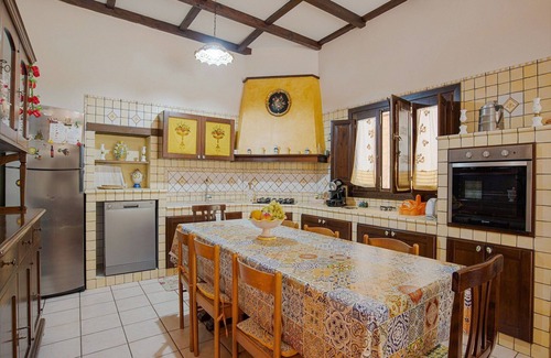 Floridia Villa | Apartment in Catania with Italian Charm