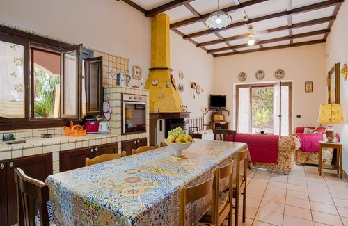 Floridia Villa | Apartment in Catania with Italian Charm