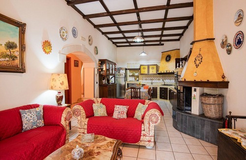 Floridia Villa | Apartment in Catania with Italian Charm