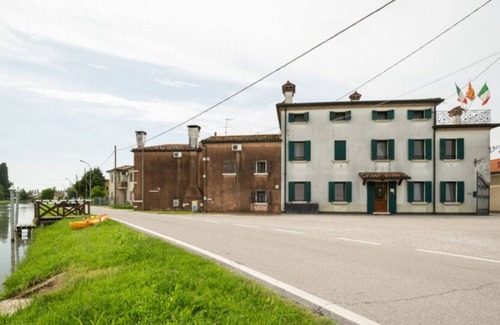 Malcontenta Apartment | Apartment in farmhouse, Venice. Bedroom, bathroom, full kitchen/living room.