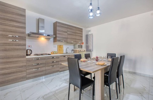 Marsalforn Apartment | Apartment in Marsalforn – Beaches & Seaside Dining