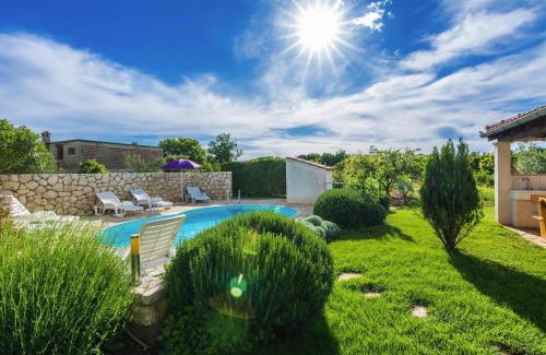 Zaton Apartment | Apartment in Nin with Pool near the Beach