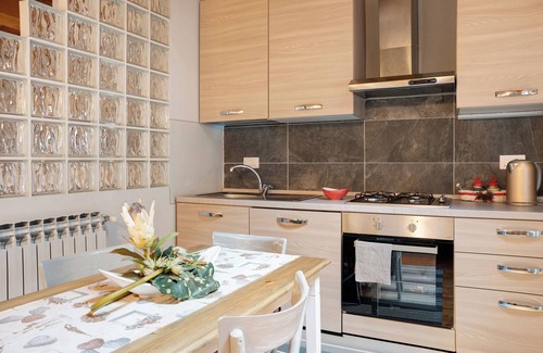 Piazza Apartment | Apartment 'Incantevole Loft' with Balcony, Wi-Fi and Air Conditioning