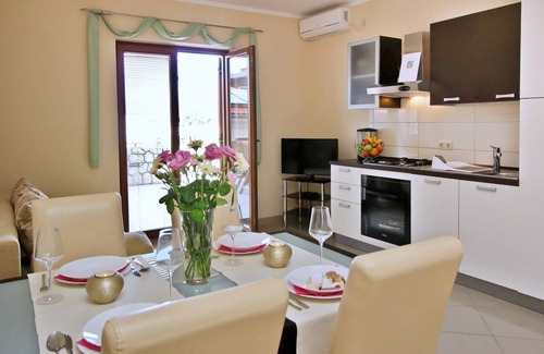Soline Apartment | Apartment Ivanka - 200 m from sea, close to beach, private parking, terrace