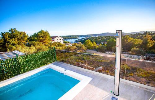 Cove Makarac (Milna) Apartment | Apartment Jerry with private pool