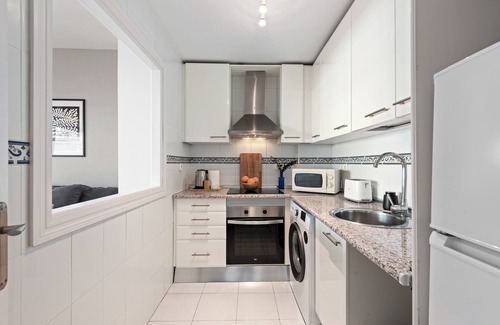 Castillo de Sabinillas Apartment | Apartment 'Kym' with Mountain View, Wi-Fi and Air Conditioning