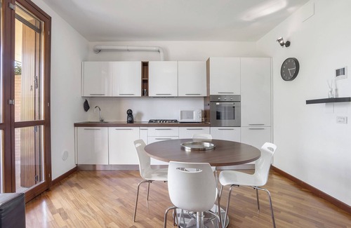 Agrate Brianza Apartment | Apartment 'La Casa Di Cami' with Balcony and Wi-Fi