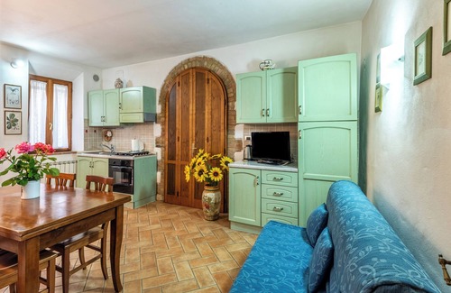 Monticiano Apartment | Apartment 'La Fonte' with Balcony and Wi-Fi