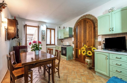 Monticiano Apartment | Apartment 'La Fonte' with Balcony and Wi-Fi