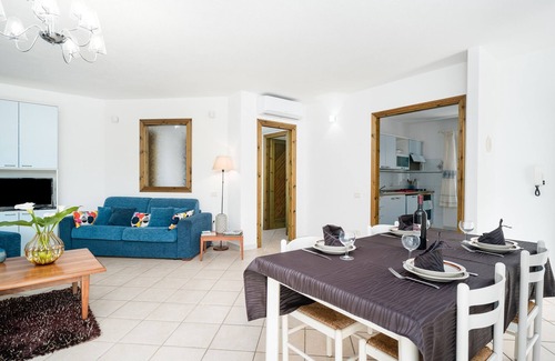 Sas Linnas Siccas Apartment | Apartment 'La Vela Rossa' with Shared Pool, Wi-Fi and Air Conditioning